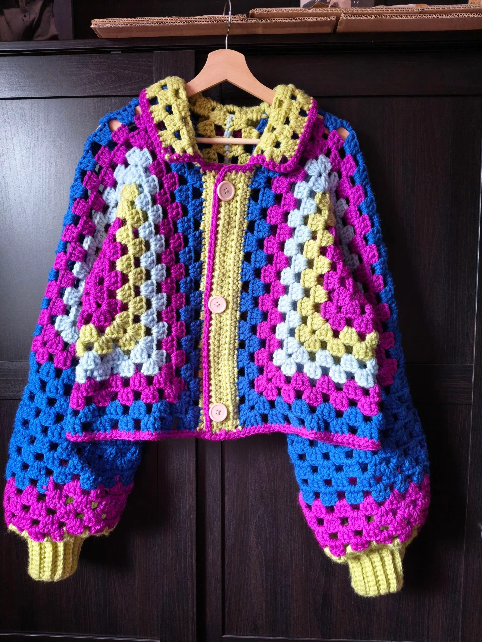Cárdigan Cropped de Crochet Estilo Granny Square ¡Diseño Único y Colorido!